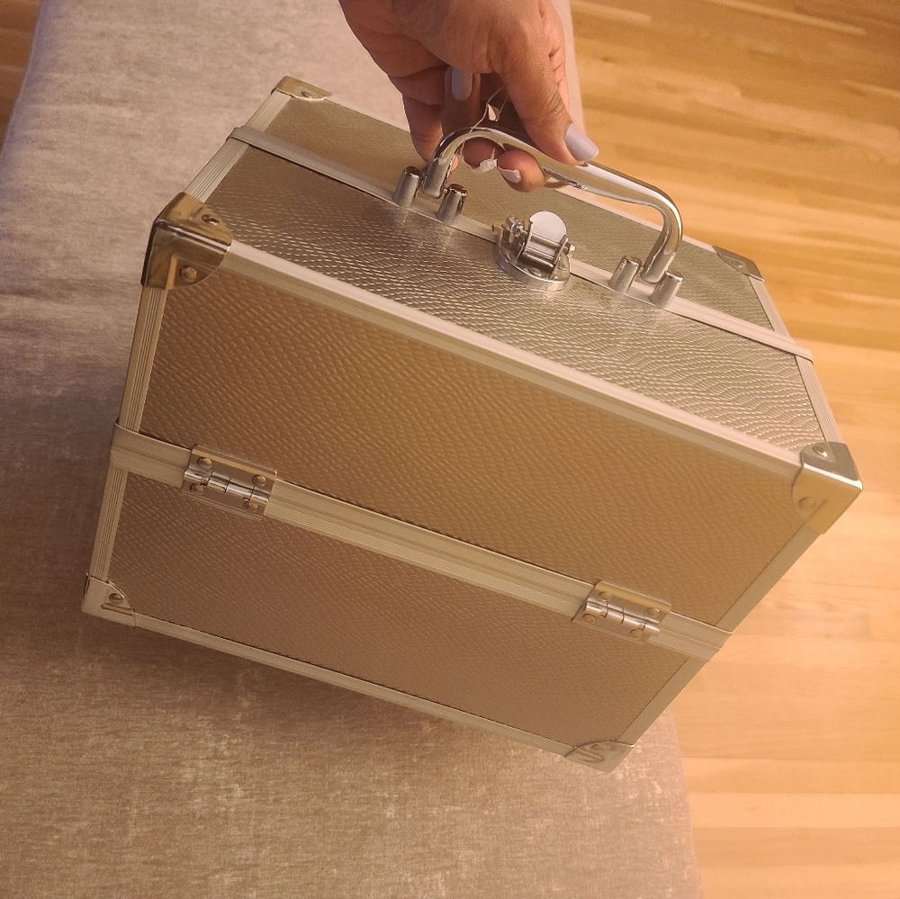 SOHO large textured travel/makeup case in silver